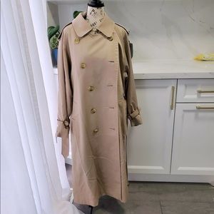 Used. Excellent condition. Vintage. Original Burberry’s Trench coat.